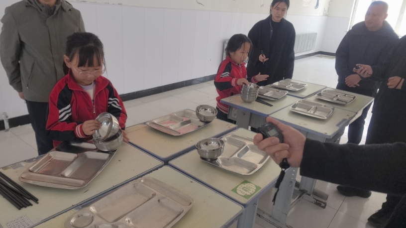 二年级学生规范摆碗筷.jpg