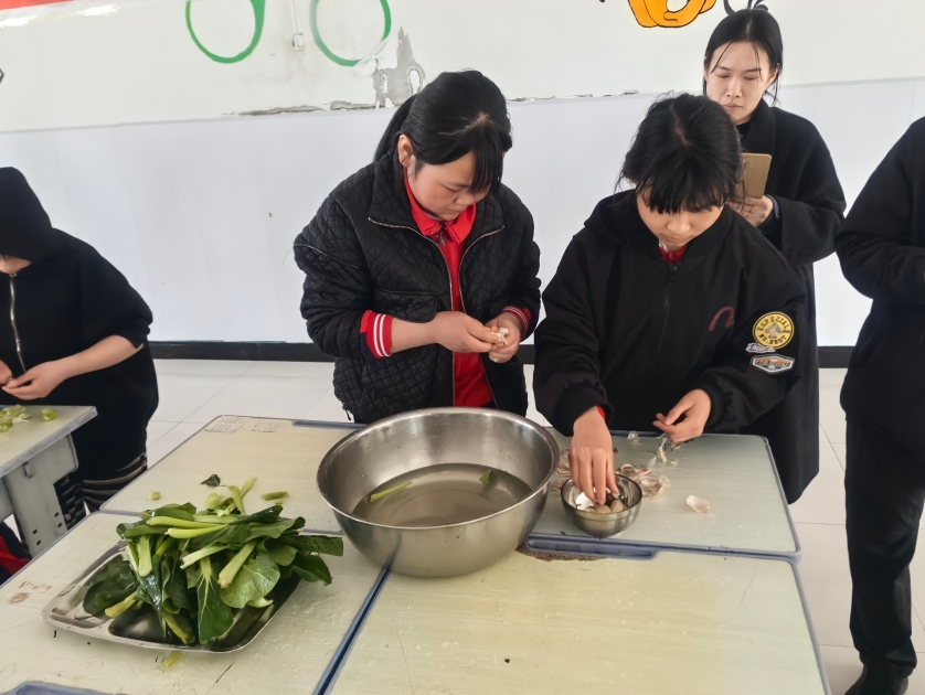 六年级选手细心择菜.jpg