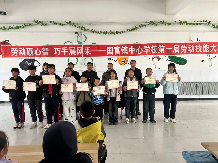 校领导为获奖学生颁发奖状.jpg