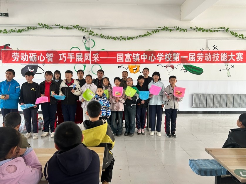 校领导为获奖学生颁发劳动奖品.jpg