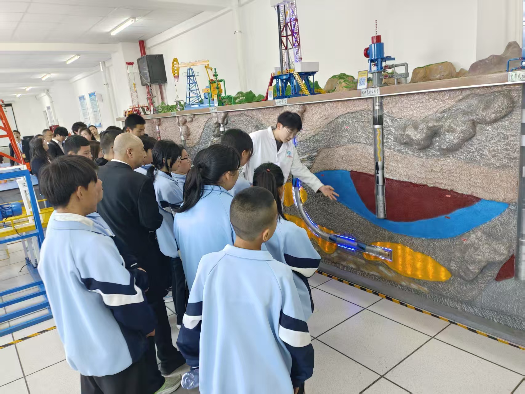 大庆市红岗区多部门联合开展红色研学实践活动 (2).jpg