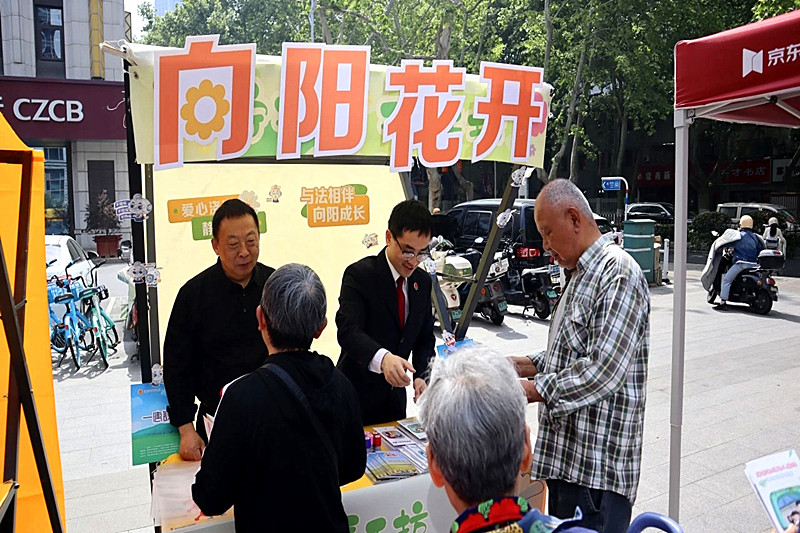 江苏省南京市玄武区检察院关工委参加市总工会“五一”职工志愿服务活动 (1).jpg