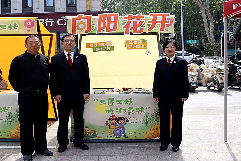 江苏省南京市玄武区检察院关工委参加市总工会“五一”职工志愿服务活动 (2).jpg