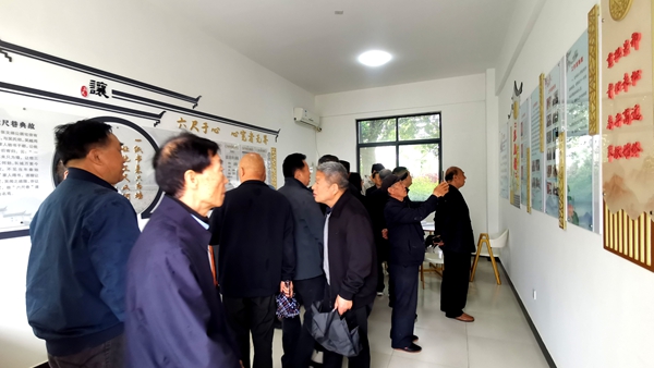 在蟠龙村参观_副本.jpg