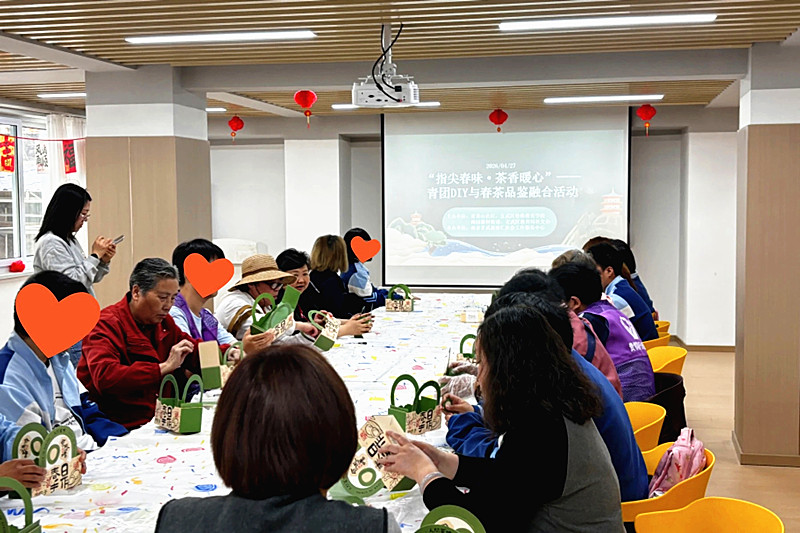 江苏省南京市玄武区梅园新村街道富贵山社区关工委展了“指尖春味?茶香暖心”青团DIY手工活动 (1).jpg