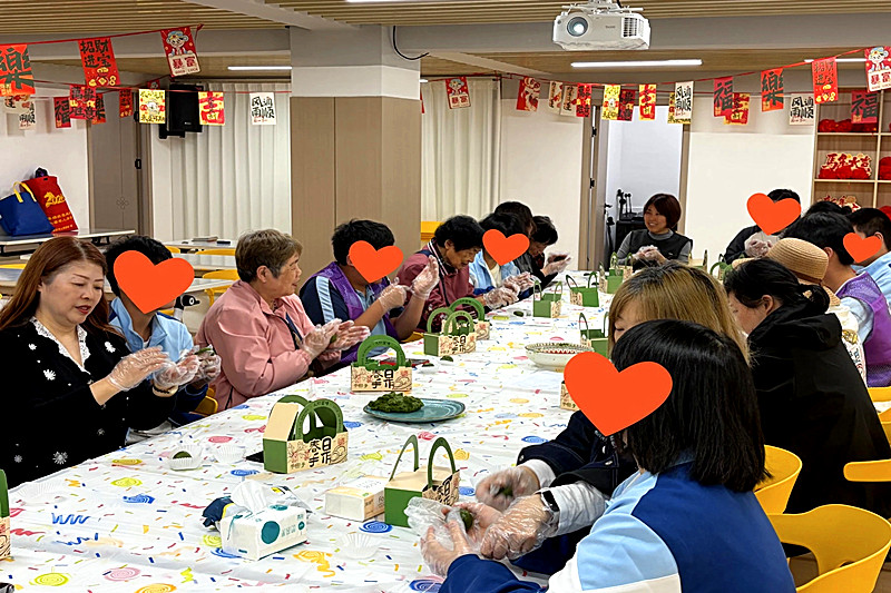 江苏省南京市玄武区梅园新村街道富贵山社区关工委展了“指尖春味?茶香暖心”青团DIY手工活动 (2).jpg