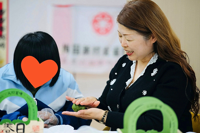 江苏省南京市玄武区梅园新村街道富贵山社区关工委展了“指尖春味?茶香暖心”青团DIY手工活动 (4).jpg