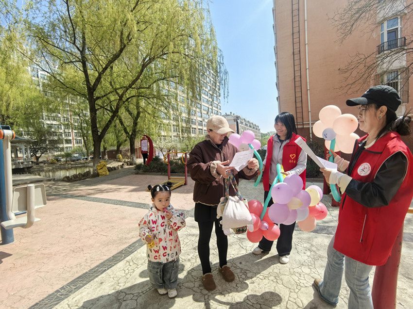 1777900435663364.jpg 西城街道王府社区“践行核心价值,弘扬文明新风”活动照片1_副本.jpg