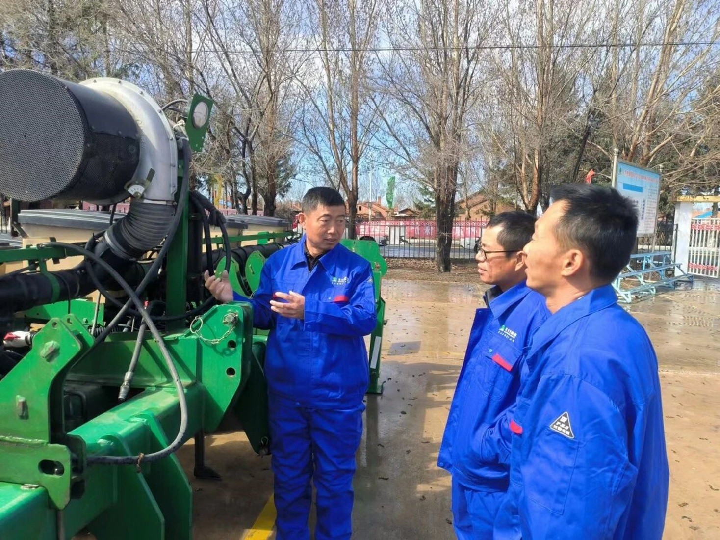 （学劳模）刁肇东传授技能.jpg