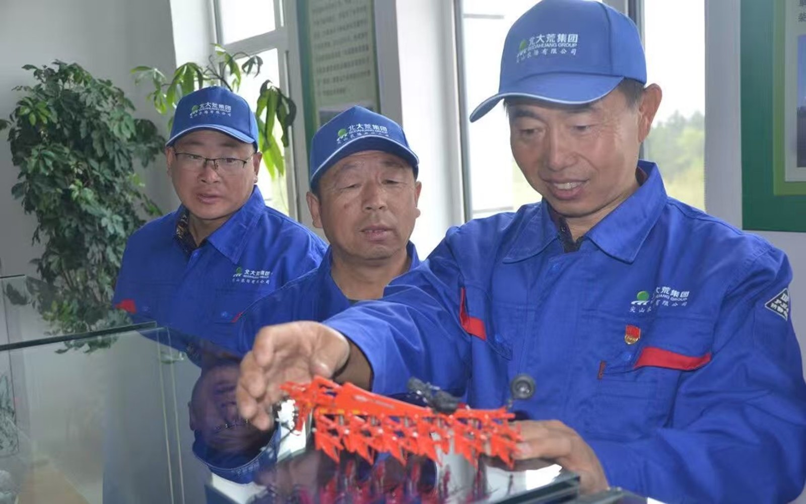 （学劳模）师带徒共学习.jpg