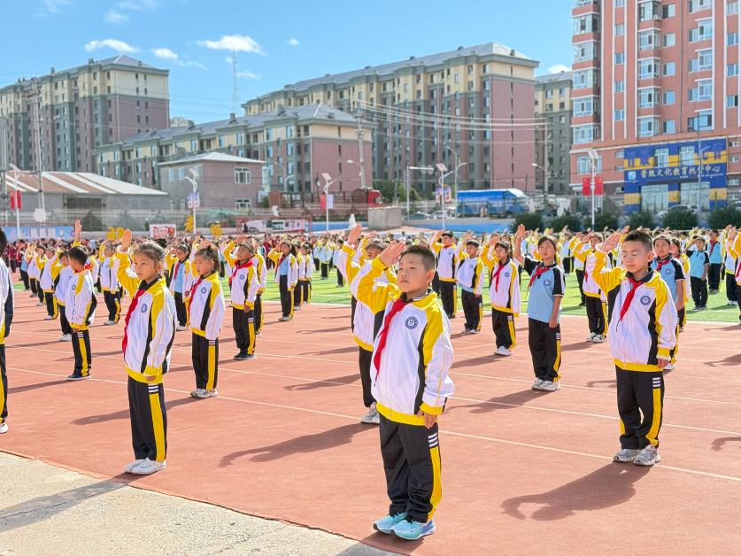 致敬劳动   礼赞成长——黑龙江省齐齐哈尔市拜泉县文化小学关工领导小组举行“五一”国际劳动节主题升旗仪式2.jpg