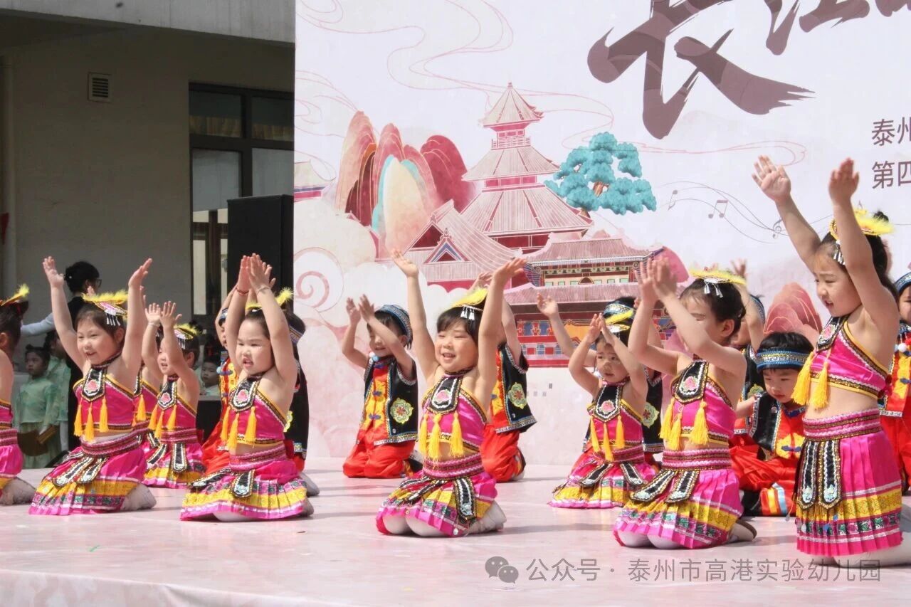 小五班苗族舞《童年叮叮当》，银饰叮当藏着民族记忆。.jpg