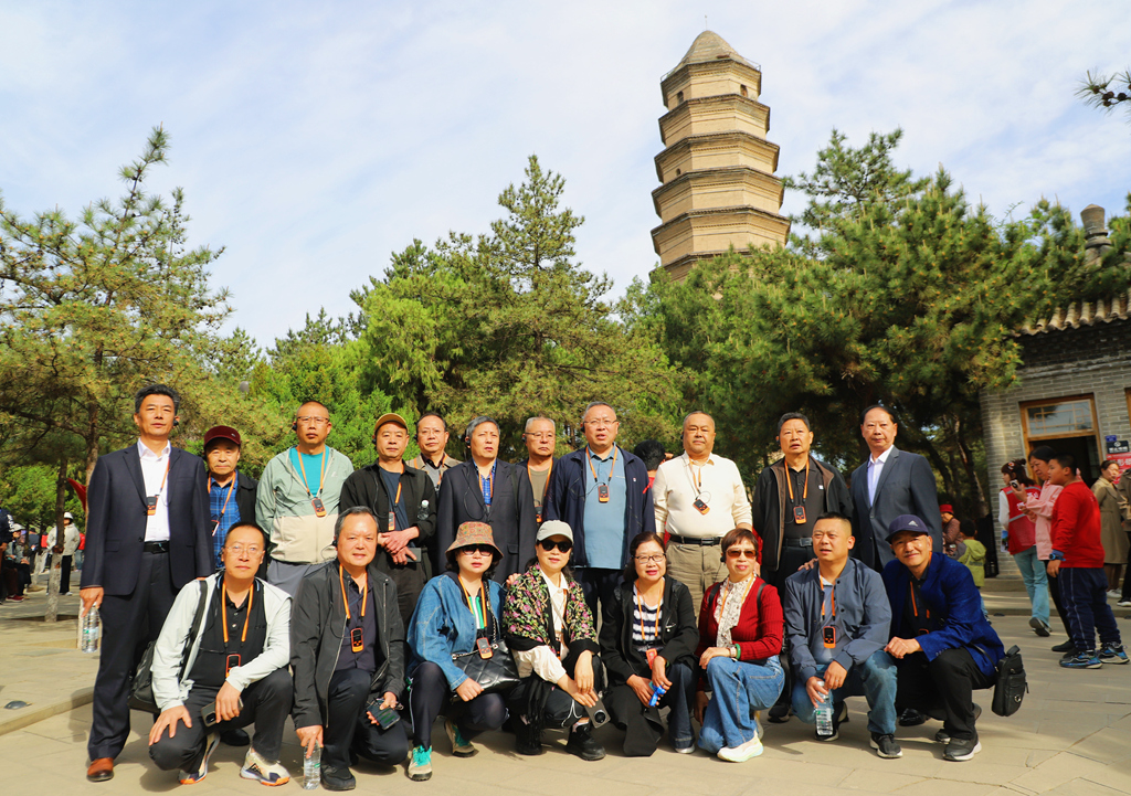 参观宝塔山.jpg