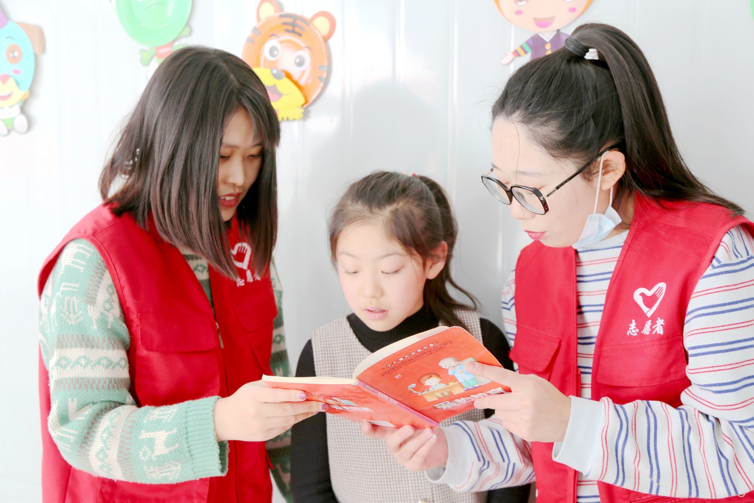 草原蓝哈达协会关工委“三、四、五”心理疏导工程温暖困境儿童活动照片3_副本.jpg