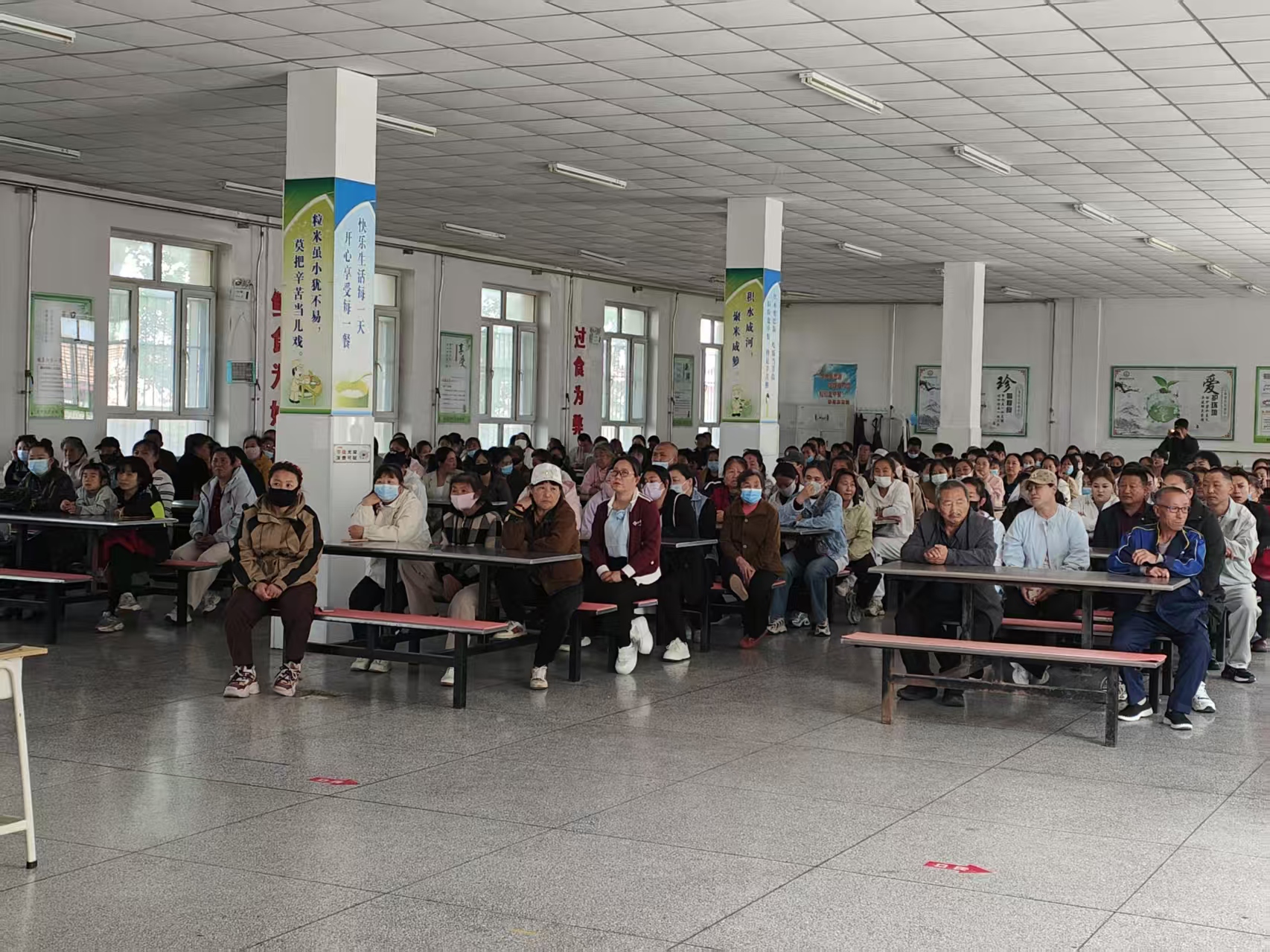 马蹄营子学校“同心共育，逐梦远航 ”家长会照片12.jpg