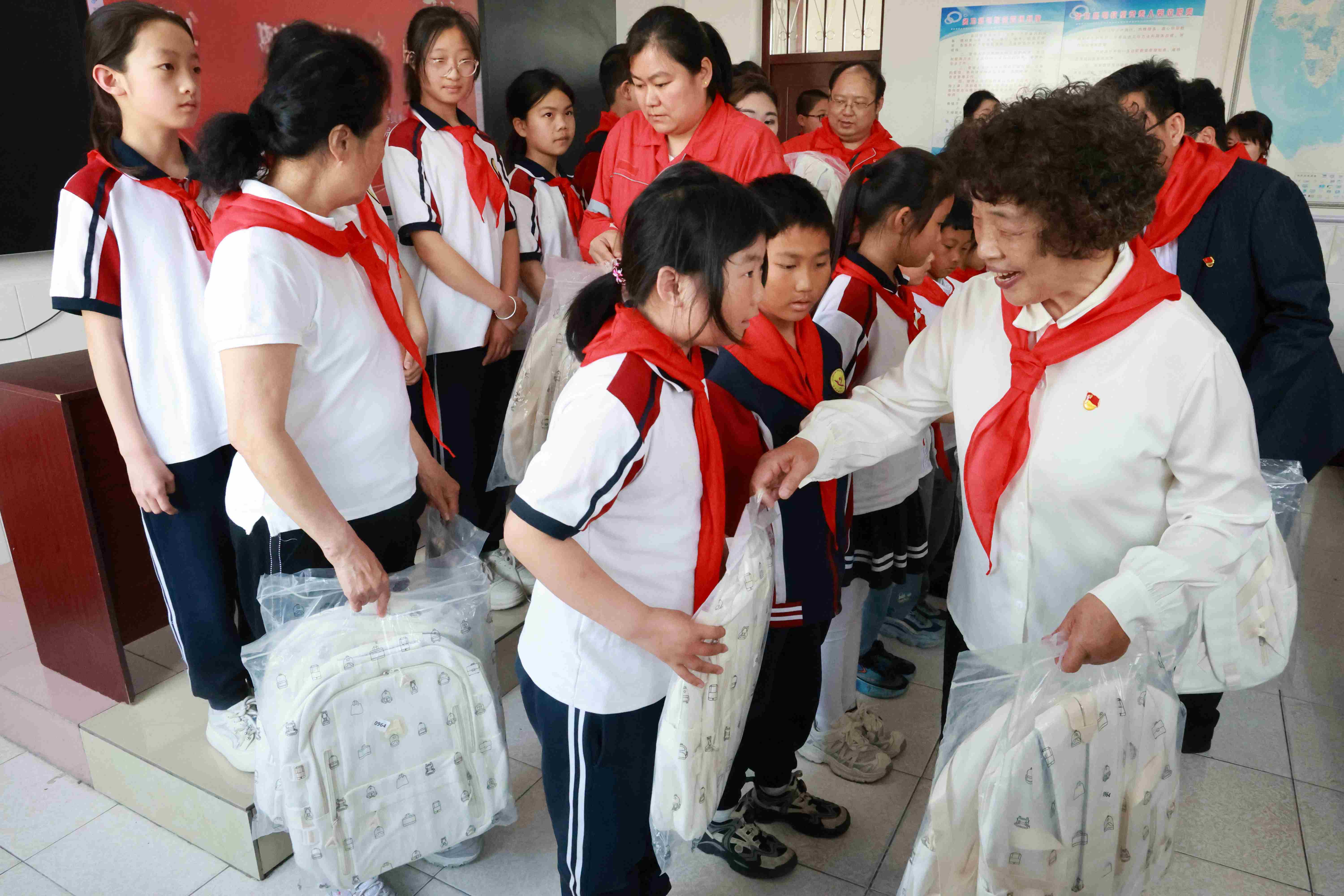“五老”进校园 薪火润童心4.jpg