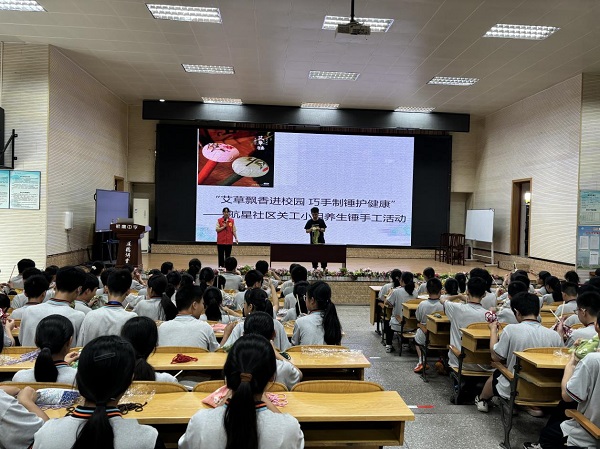5月15日，柳南区银山街道航星社区关工小组走进航鹰中学开展艾草养生锤手工活动（陈兰珍）.jpg