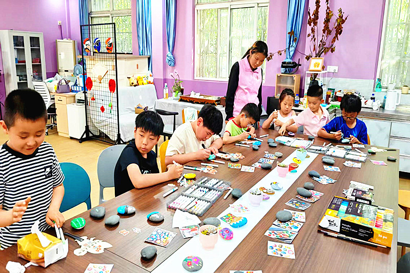 建邺区妇联和兴达社区联合开展“亲子鹅卵石手绘”活动(2).jpg