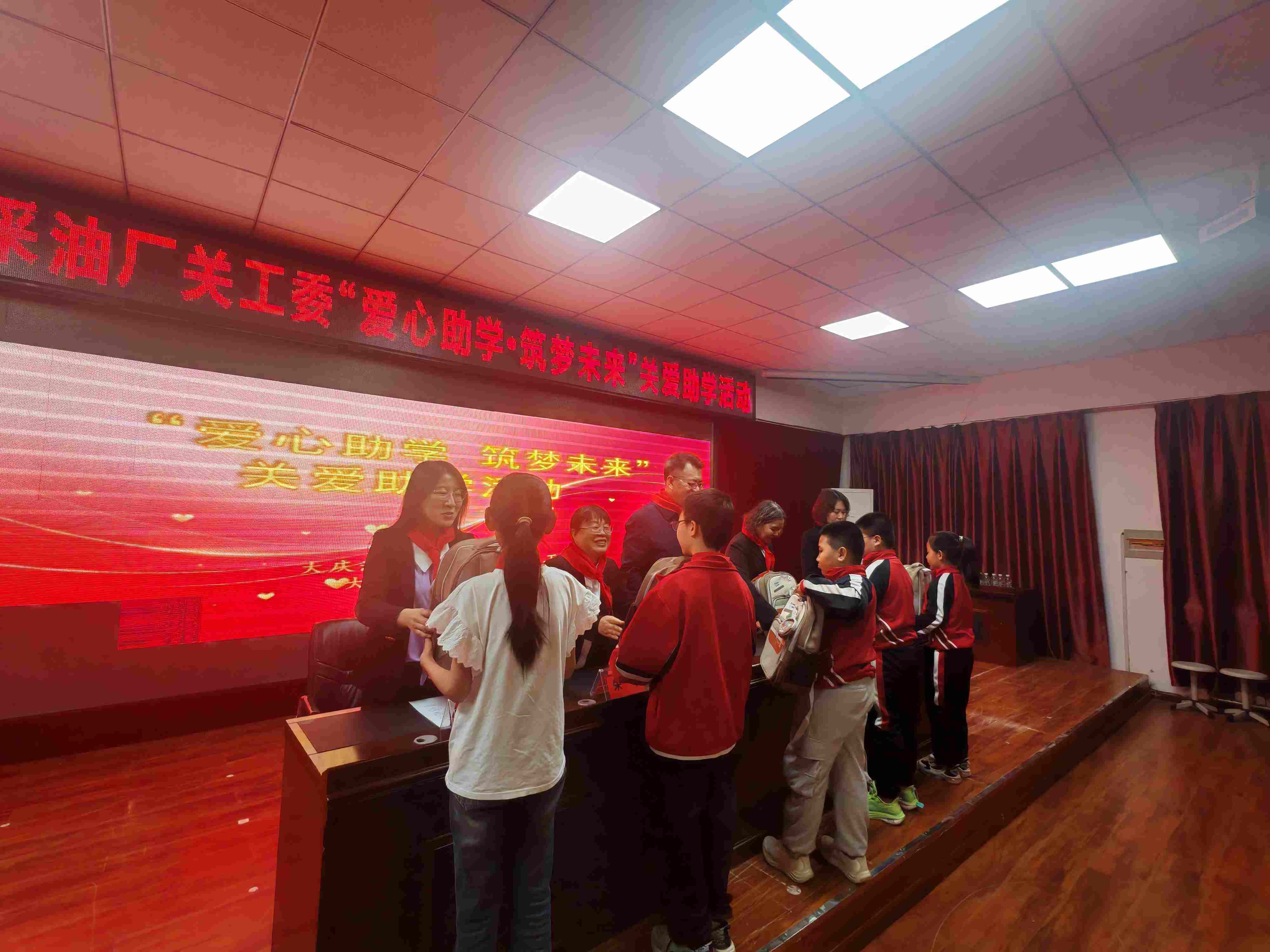 发放捐赠物资1.jpg