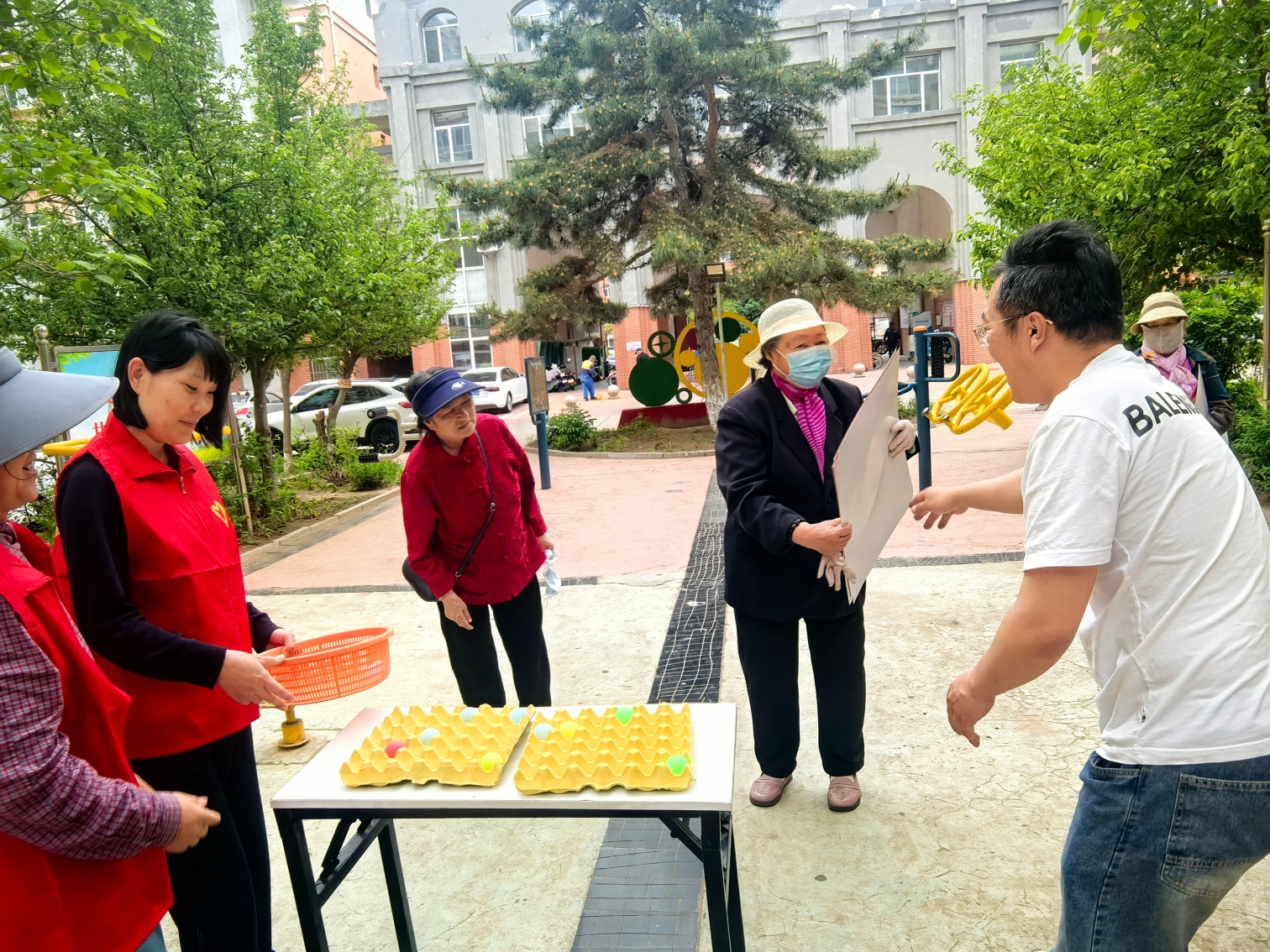 西城街道王府社区关工委“趣味投球乐翻天，银龄老友嗨起来”活动照片3_副本.jpg