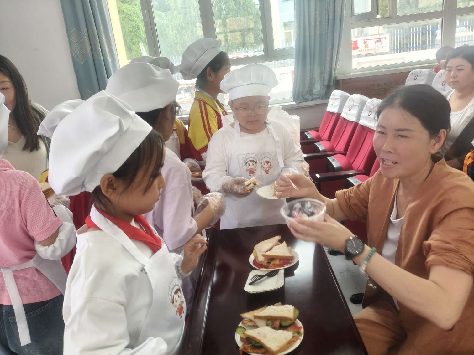 元矿小教联体家长开放日暨“舌尖品美味，英语秀尚美”实践活动照片6_副本.jpg