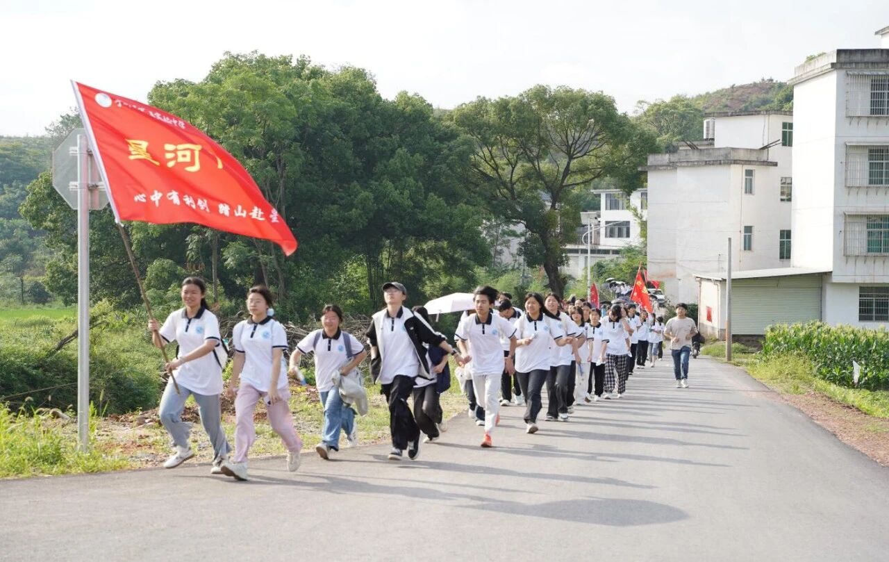 学生们激情出发.jpg
