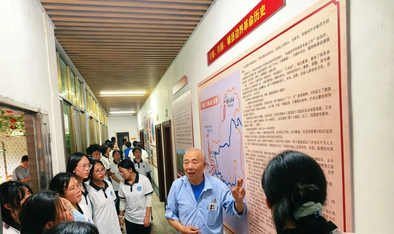“五老”宣讲员讲解红色历史.jpg