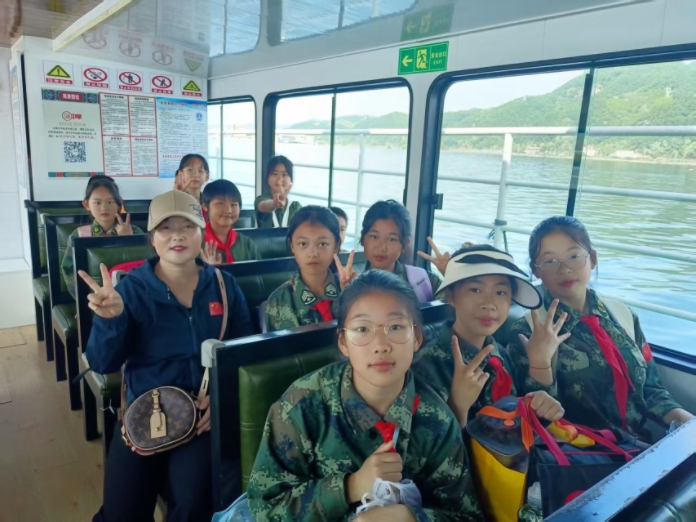 毛校春游2.jpg