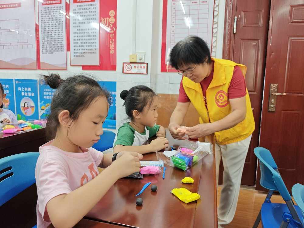 1779874155724871.jpg 【变废为宝 绘出绿色童年】“五老”志愿者指导孩子作画.jpg