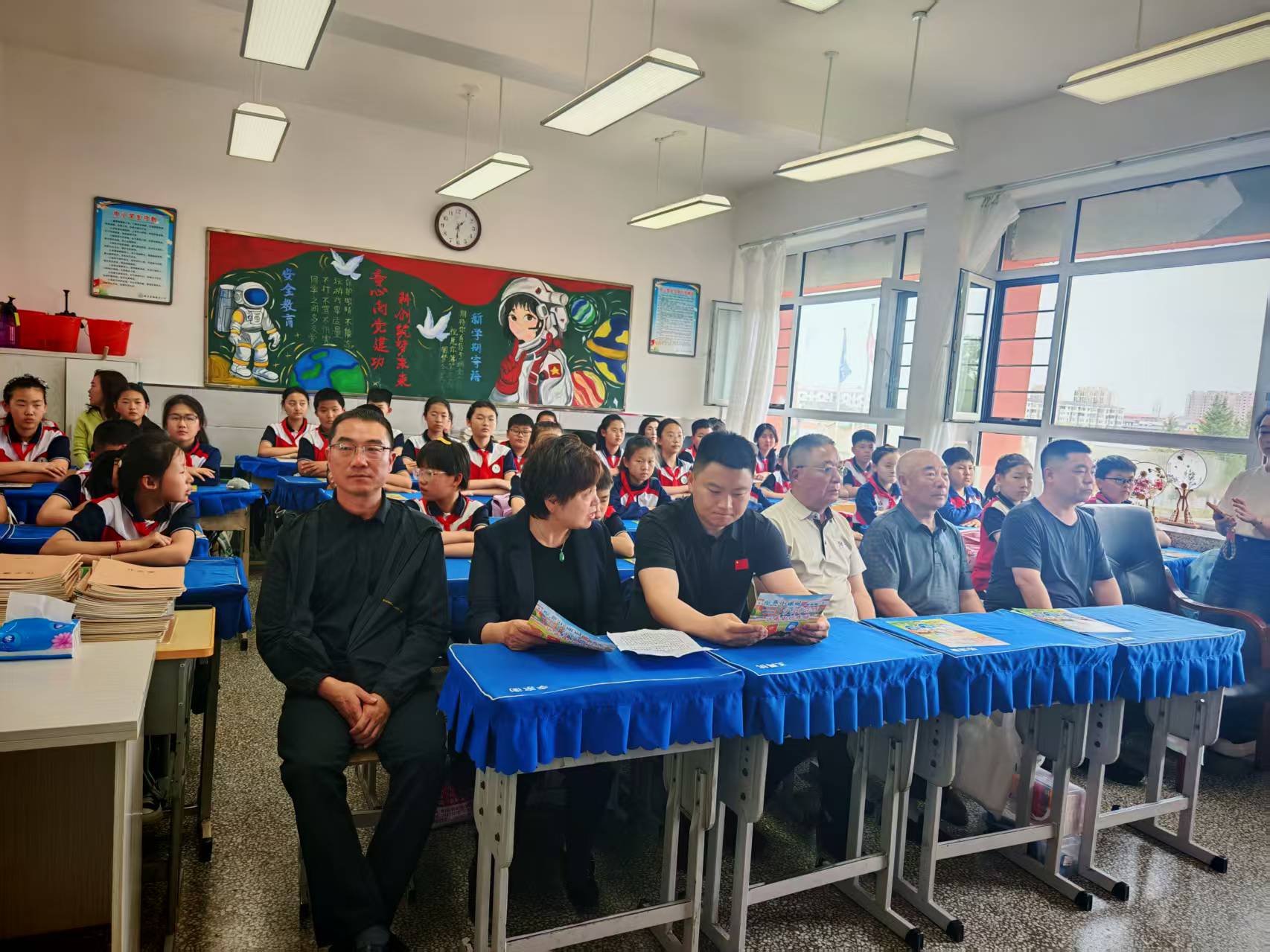 1780010444464084.jpg 领导与学生.jpg