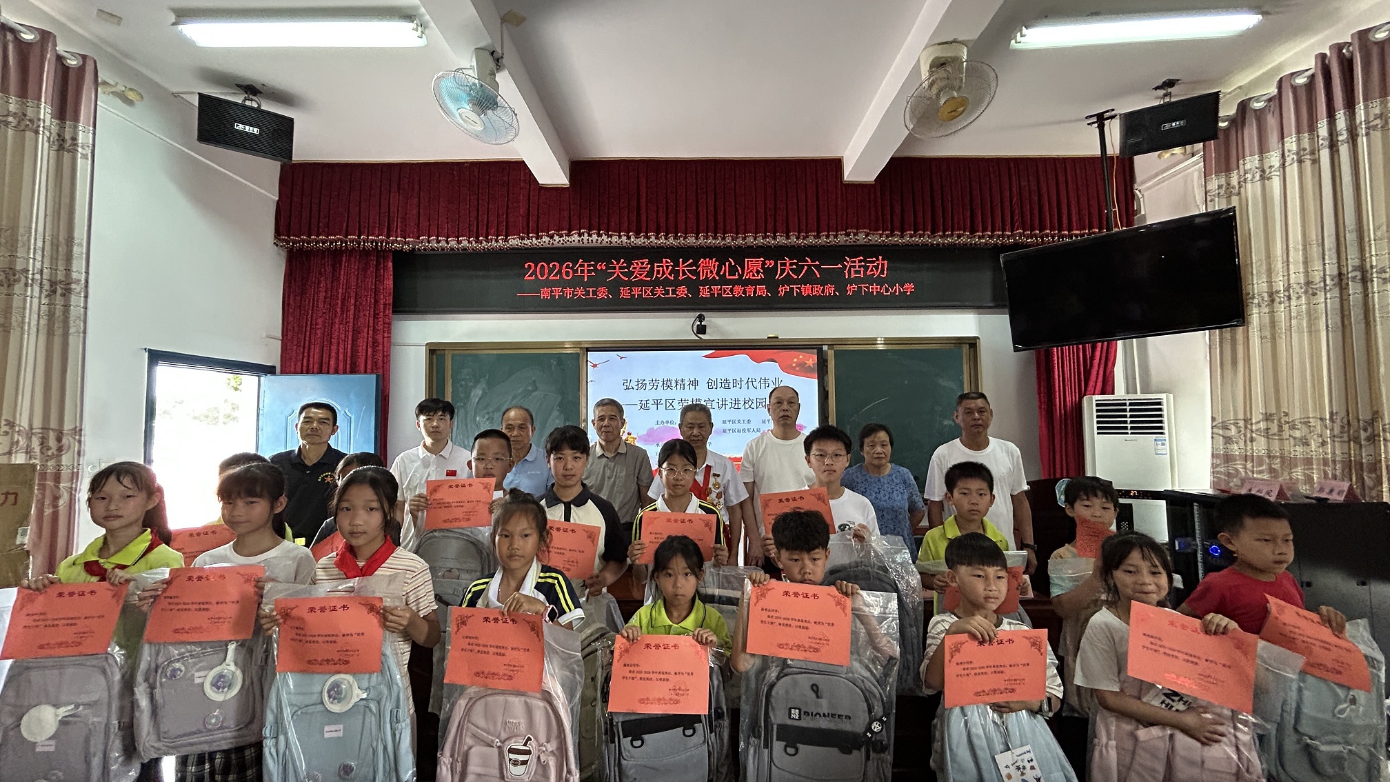 “关爱成长微心愿”活动现场图2.jpg