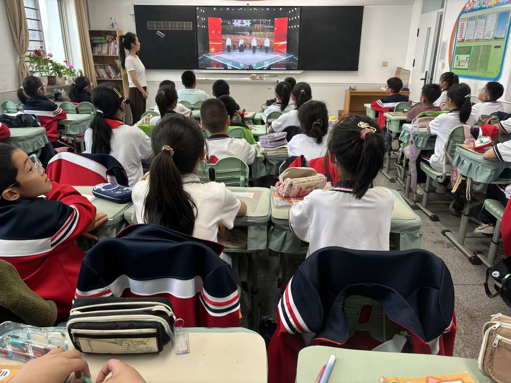 星光小学“弘扬蒙古马精神，争做时代好少年”党员入班宣传活动照片2.jpg
