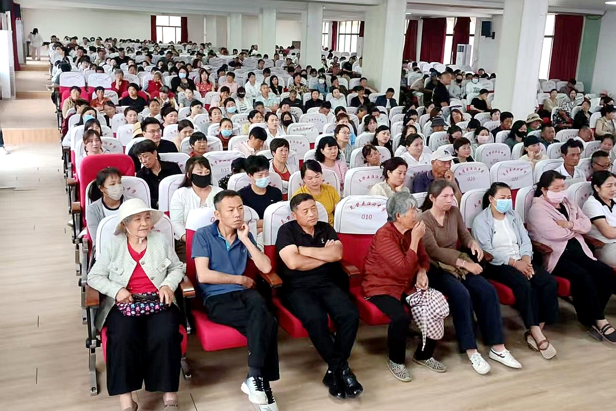 渔沟关工委家长报告会.jpg