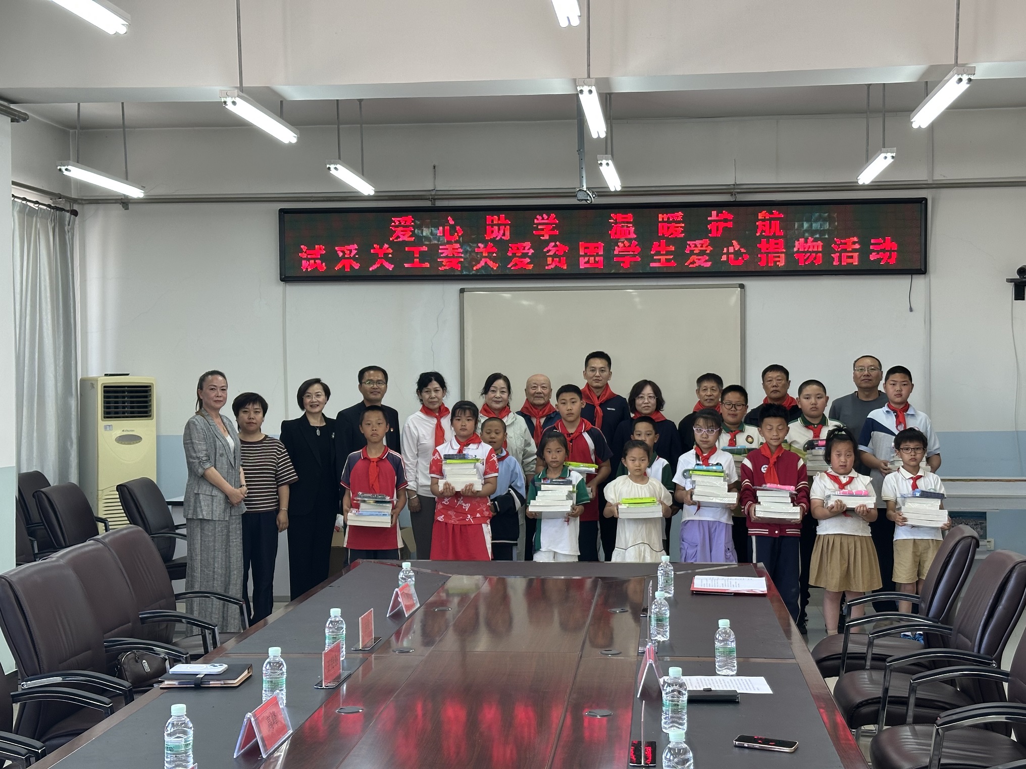 图四 试采“关工委”代表与受助学生合影.jpg