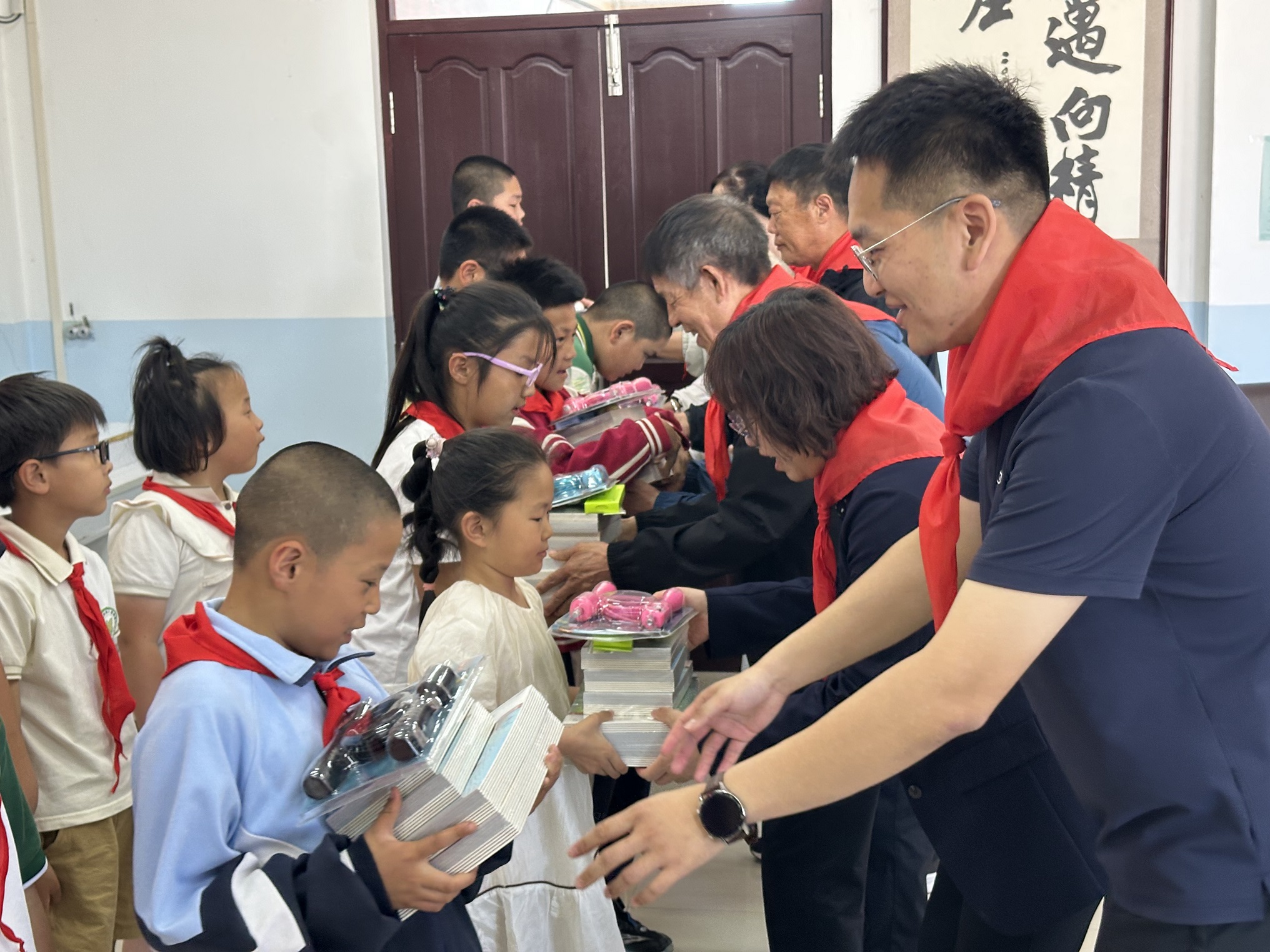 图一 试采关工委为困难学生捐赠物品.jpg