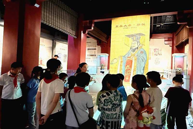 江苏省南京市秦淮区秦虹街道扇骨里社区关工委开展“十朝文脉?金陵春秋”亲子研学活动(2).jpg