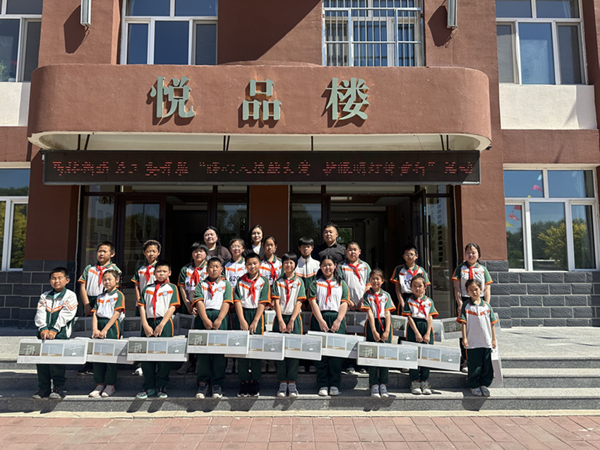 马林街道关工委“暖心入校献大爱，护眼明灯伴童行”为小学生捐赠护眼灯活动照片1_副本.jpg