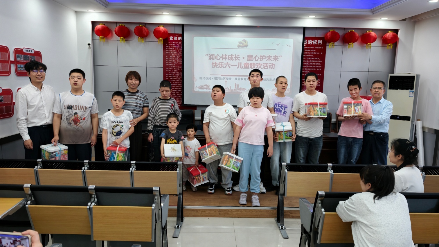 元宝山区民政局等4家机关及企业关工委开展“润心护童心，相伴庆六一”活动照片1_副本.jpg