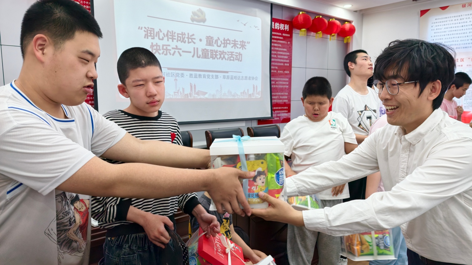 元宝山区民政局等4家机关及企业关工委开展“润心护童心，相伴庆六一”活动照片2_副本.jpg