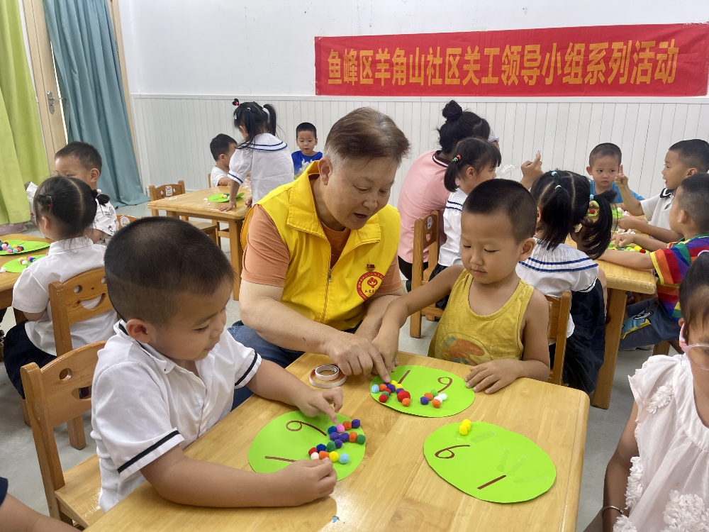 “五老”志愿者耐心指导.jpg