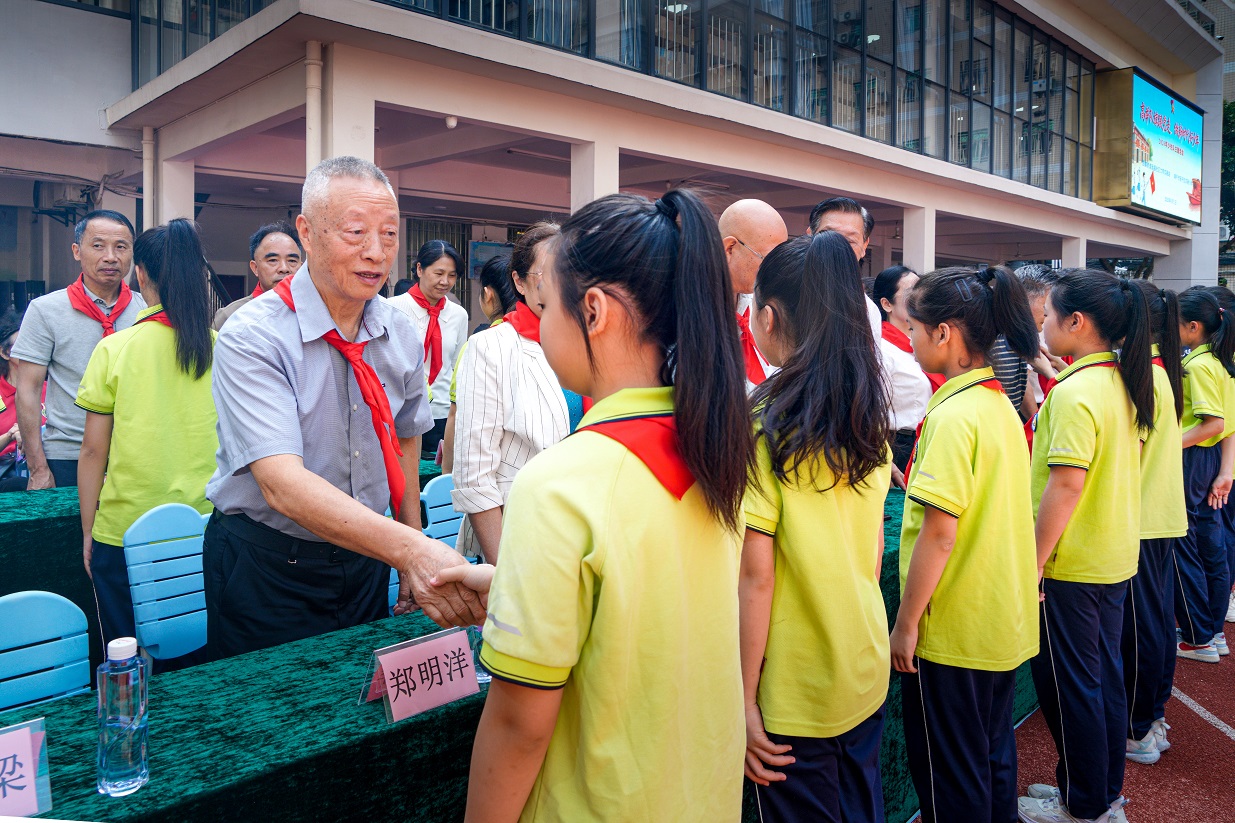 学生给领导系红领巾.jpg