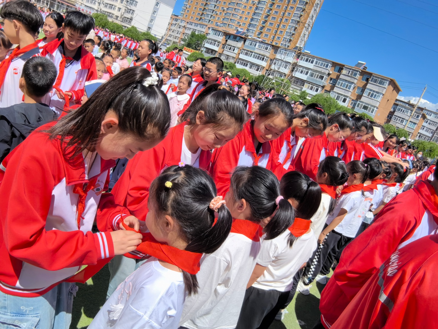 平矿二小“高举队旗跟党走，做新时代好少年”新生入队暨“五老”进校园活动照片2_副本.jpg