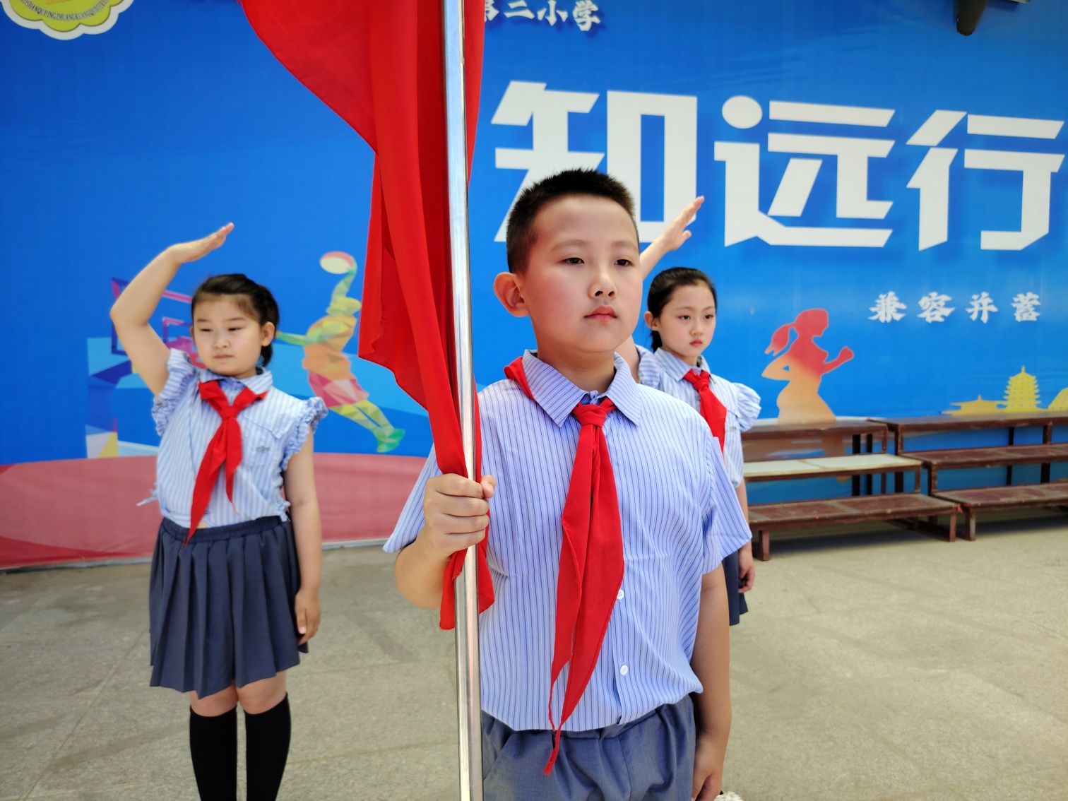 平矿二小“高举队旗跟党走，做新时代好少年”新生入队暨“五老”进校园活动照片8_副本.jpg