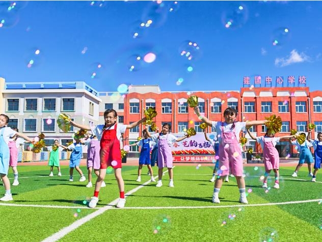1780369409933083.jpg 炫彩青春 艺韵飞扬——拜泉县建国中心学校关工领导小组举办第六届校园艺术节暨春季运动会3.jpg