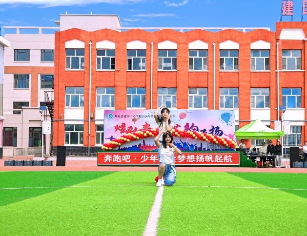 1780369435194603.jpg 炫彩青春 艺韵飞扬——拜泉县建国中心学校关工领导小组举办第六届校园艺术节暨春季运动会4.jpg