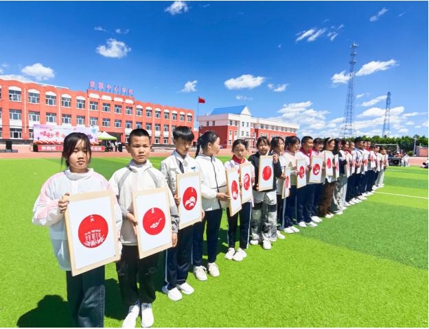 1780369549878224.jpg 炫彩青春 艺韵飞扬——拜泉县建国中心学校关工领导小组举办第六届校园艺术节暨春季运动会8.jpg