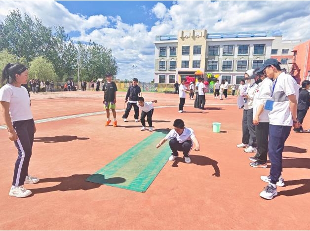 1780369654839648.jpg 炫彩青春 艺韵飞扬——拜泉县建国中心学校关工领导小组举办第六届校园艺术节暨春季运动会11.jpg