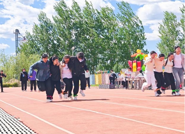 1780369749237410.jpg 炫彩青春 艺韵飞扬——拜泉县建国中心学校关工领导小组举办第六届校园艺术节暨春季运动会12.jpg