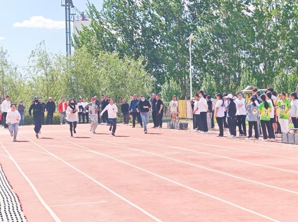 1780369802858845.jpg 炫彩青春 艺韵飞扬——拜泉县建国中心学校关工领导小组举办第六届校园艺术节暨春季运动会15.jpg