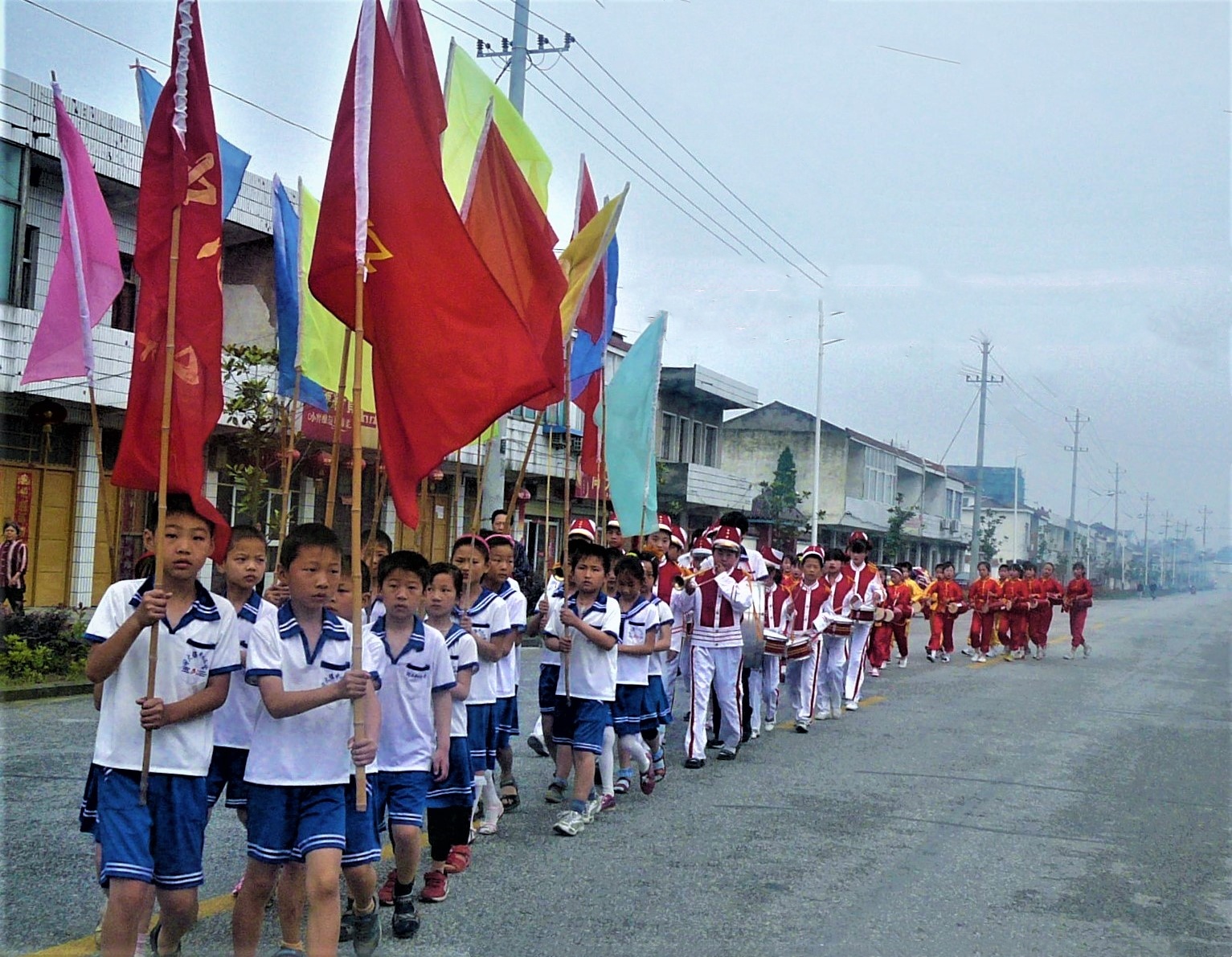 乡村少先队   集镇展英姿.JPG